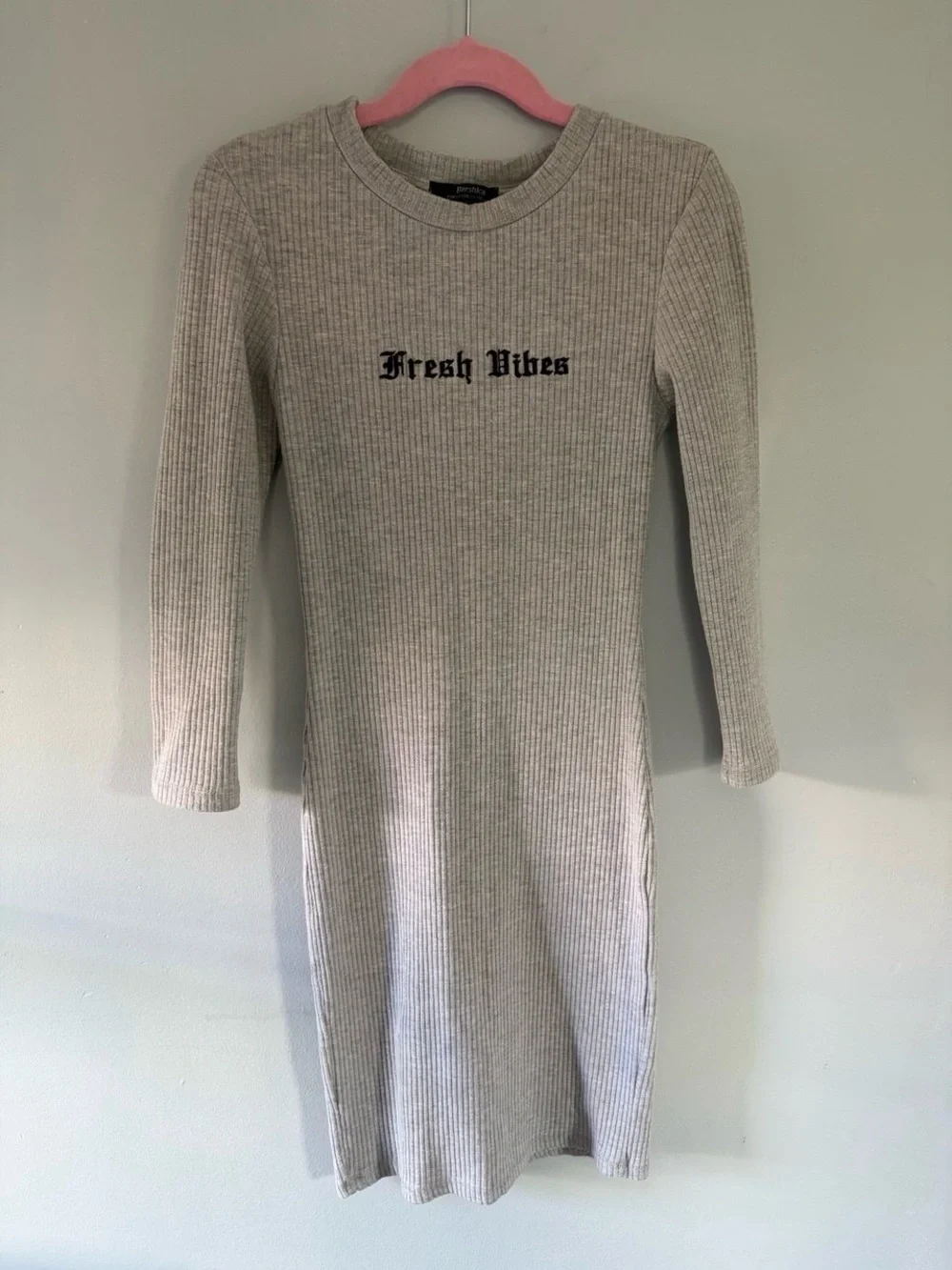 Bershka Light Gray Ribbed Long-Sleeve Midi Dress with 'Fresh Vibes'